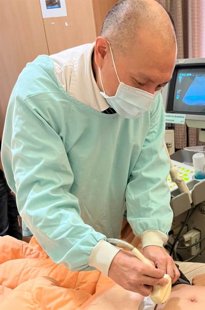 小儿科主任李敏骏帮小澄检查肾臟功能。（台中慈济医院提供）