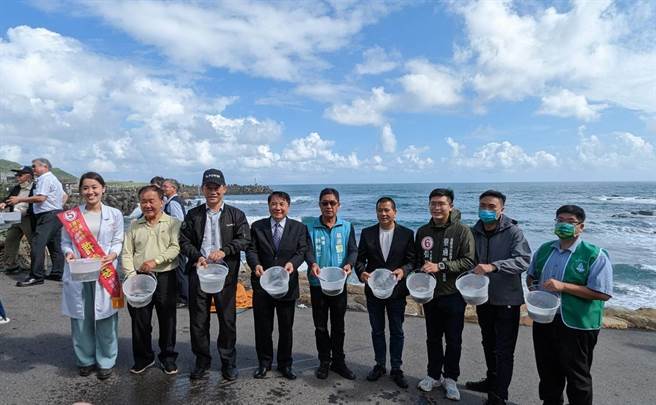 基隆區漁會理事長簡建輝（圖右5）、國立台灣海洋大學校長許泰文（圖左4）、台電公司副總經理郭天合（圖左3）、基隆市政府產業發展處長黃健峰（圖右2）、基隆市議員張灝翰（圖右3）、基隆市議員候選人許睿慈（圖左1），共同放流魚苗。（張志康攝）