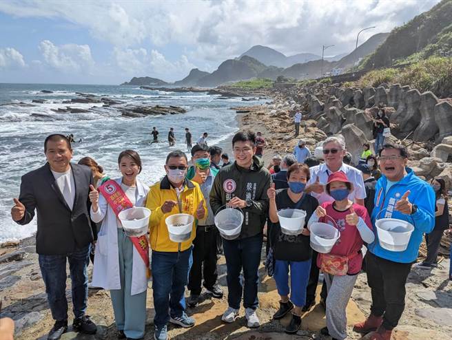 基隆區漁會舉辦魚苗放流，包括理事長游日興（圖左1）、市議員候選人許睿慈（左2）、市議員張灝翰（左4）、張淵翔（右1）等人都共襄盛舉。（張志康攝）