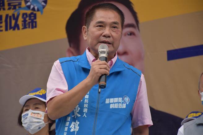 苗栗县长候选人锺东锦28日重申自己并非坤舆公司股东。（谢明俊摄）