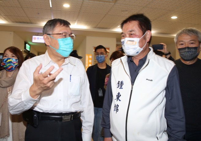 苗栗县议会议长、无党籍苗栗县长参选人锺东锦（右）台北市长柯文哲（左）。（姚志平摄）