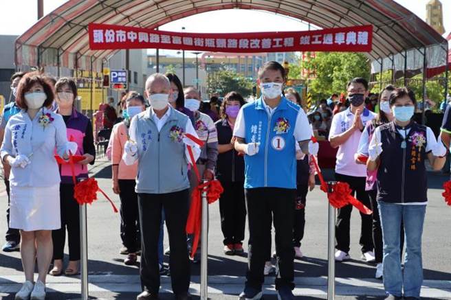 苗栗县长徐耀昌、县议长锺东锦及头份市长罗雪珠28日上午主持头份市富国路瓶颈路段通车典礼。（苗栗县政府提供／谢明俊苗栗传真）