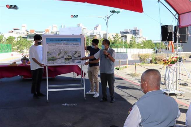 苗栗县长徐耀昌28日上午主持头份市富国路瓶颈路段通车典礼。（苗栗县政府提供／谢明俊苗栗传真）