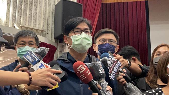 陈其迈28日中午亲自到中油大林厂针对设备、消防等公安事项全面检查，他也要求中油董事长李顺钦必须为此次气爆案向大眾道歉。（洪靖宜摄）