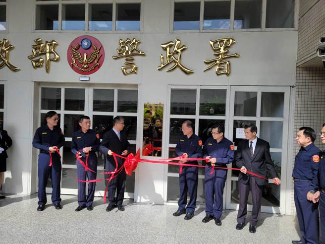 內政部長徐國勇率同警政署長黃明昭，及全國各直轄市、縣市警察局長，舉行治安維護工作聯合指揮所揭牌儀式。(林郁平攝)