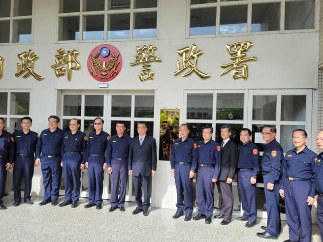 內政部長徐國勇率同警政署長黃明昭，及全國各直轄市、縣市警察局長，舉行治安維護工作聯合指揮所揭牌儀式。(林郁平攝)