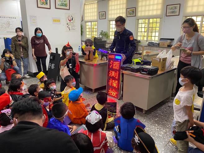 清水警分局清水派出所26日湧入一群可愛幼童，齊聲大喊「不給糖就搗蛋！」（警方提供）