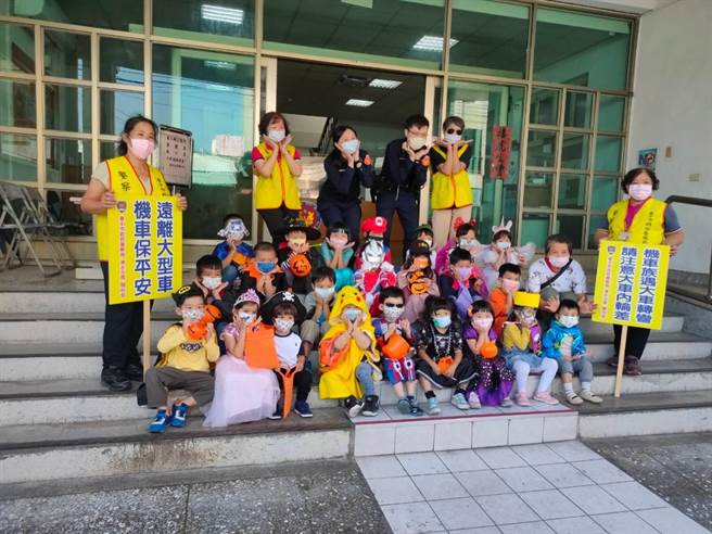 清水警分局清水派出所26日湧入一群可愛幼童，齊聲大喊「不給糖就搗蛋！」（警方提供）