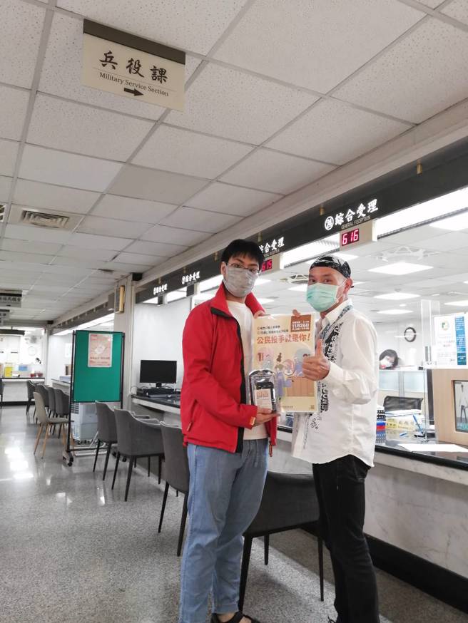 臺北市大安区公所需导年轻族群踊跃投票，从10月28日至11月25日，每周五下午1时30分举行快闪投票小学堂，将会送神秘小礼物。(大安区公所提供)