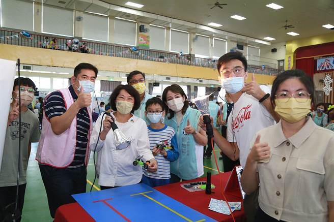 嘉義市長黃敏惠（左三）體驗特教科學168闖關活動。（廖素慧攝）
