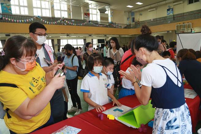 嘉義市首辦特教科學168闖關活動，小朋友在老師陪伴下玩闖關。（廖素慧攝）