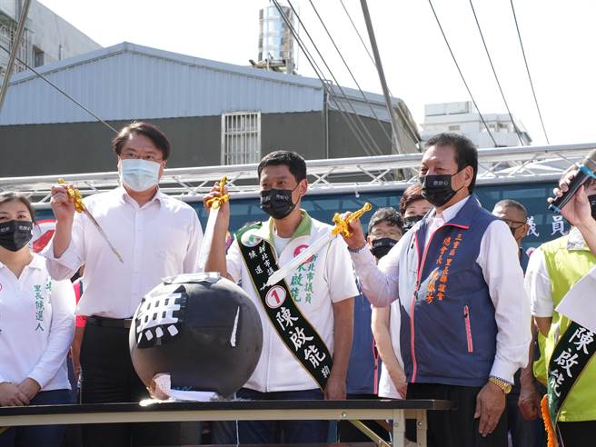 陳啟能、林佑昌、三重里長聯誼會長姚振芳也分持寶劍，刺破諷刺侯友宜「無心、無知、無感」的大黑球。(黃敬文攝)