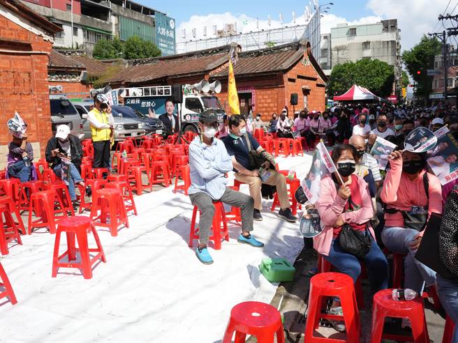雖然台下的民眾熱情支持，但旁邊仍有一塊區域的座位沒有坐滿，呈現巨大的落差。(黃敬文攝)