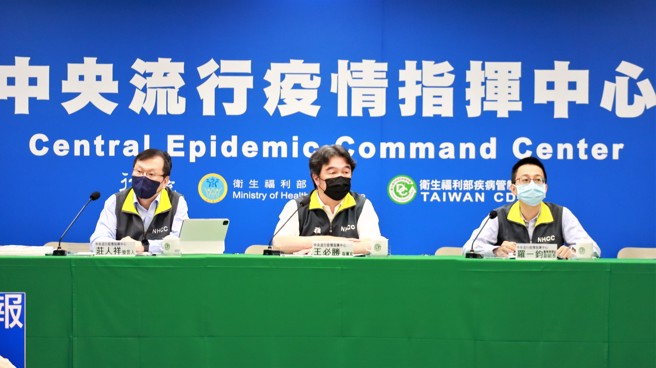 卫福部官员昨密会陈时中，王必胜回应人生除了选举外，还有真感情。（图／指挥中心提供）