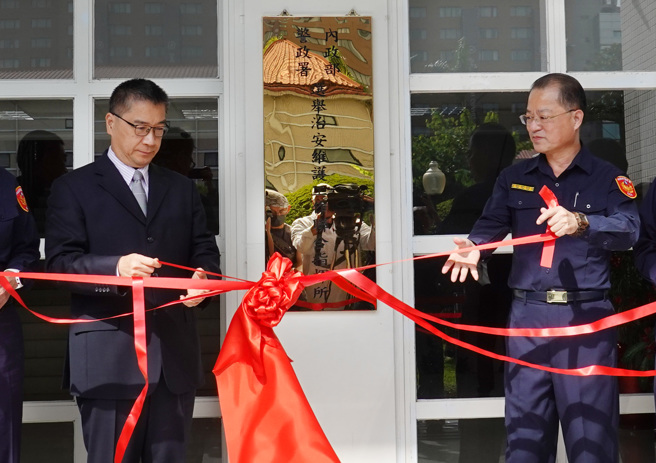 出席「選舉治安維護工作聯合指揮所」揭牌儀式的內政部長徐國勇（中）與警政署長黃昭明（右）表示，有信心讓選舉平安、平穩、平順地進行。（姚志平攝）