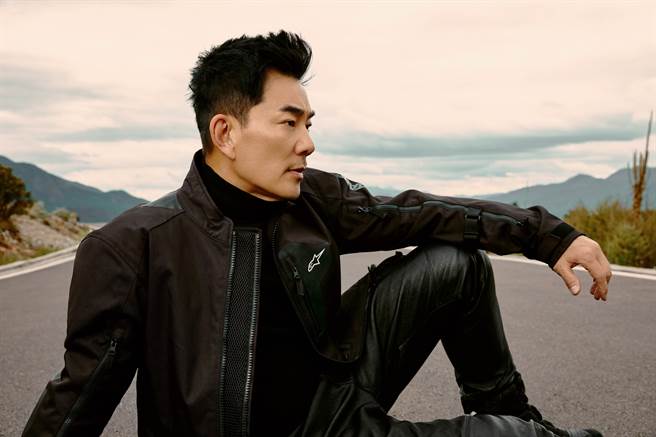 任贤齐日前拍摄新歌〈在路上〉MV。（相信音乐提供）