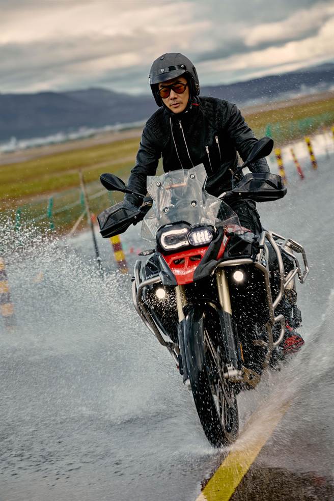 任贤齐日前拍摄新歌〈在路上〉MV。（相信音乐提供）