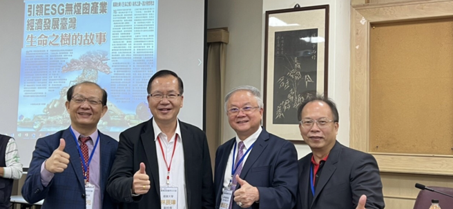 南华大学于27日举办111学年度 「南华大学产业谘询顾问交流会」左2南华大学副校长林辰璋、左3豪门国际开发及环球国际文创董事长简廷在。(照片/简廷在提供)