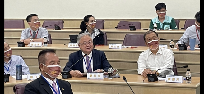 豪门国际开发及环球国际文创董事长简廷在(中)表示，ESG如同阳光、空气、水，不只是企业存活的要件，也是人类永续生存的重要元素。(照片/南华大学提供)