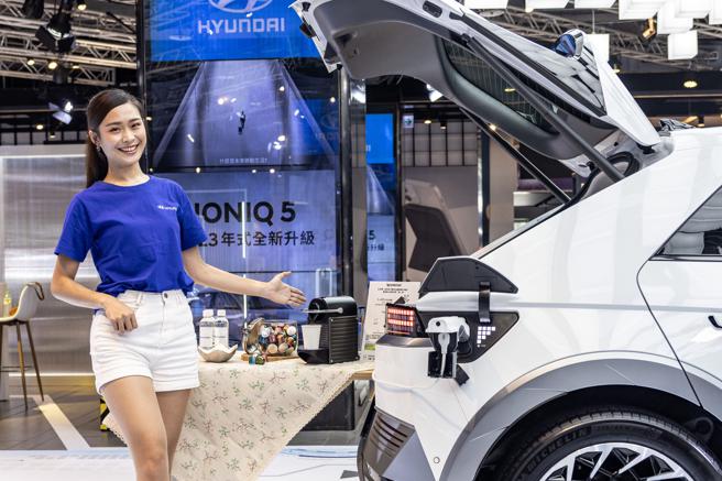 假日期間，展區運用IONIQ 5創新V2L外接供電系統延伸生活場域，拍照打卡即可品嚐頂級精品Nespresso咖啡。（南陽實業提供）