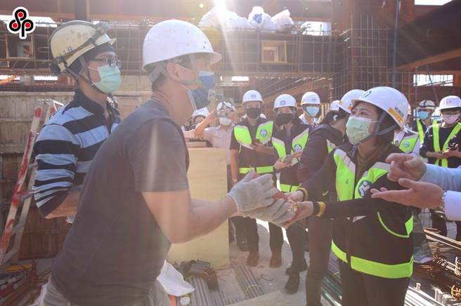 为促使事业单位办理职业灾害预防并加强职业安全卫生管理，针对雇用50人以上的事业单位，职灾保险费率採实绩费率制。（报系资料照）