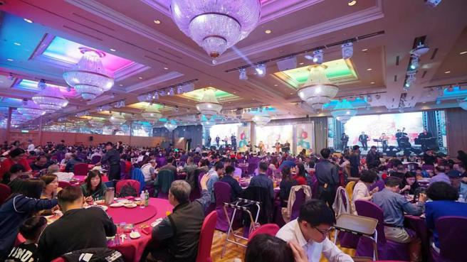 图说:汉来美食百桌除夕围炉宴，除美味的澎湃五星大菜外，更精心打造梦幻的听视觉精彩表演。(高雄汉来美食提供)
