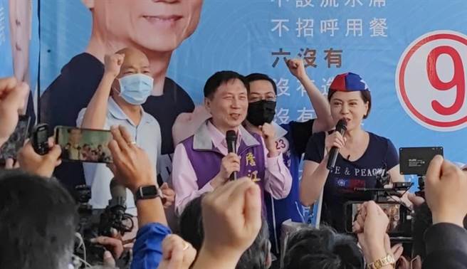 前高雄市長韓國瑜28日為桃園市議員詹江村站台，張善政呼籲支持詹江村，也不忘為曾與其搭檔參選總統的國民黨桃園市長候選人張善政拜票。（賴佑維攝）