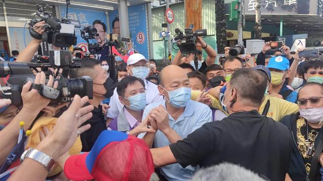 前高雄市長韓國瑜28日為桃園市議員詹江村站台，魅力依舊不減。（賴佑維攝）