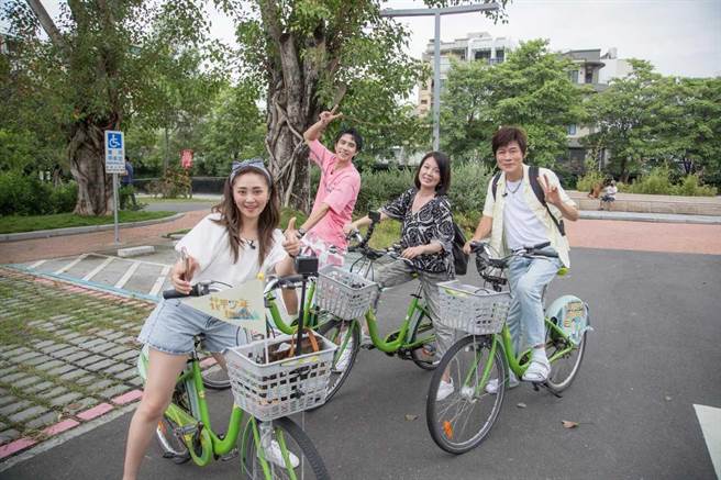 张文绮（左起）、潘君仑、苗可丽、洪荣宏参与实境节目《花甲少年趣旅行》培养出好感情。（东森综合台提供）