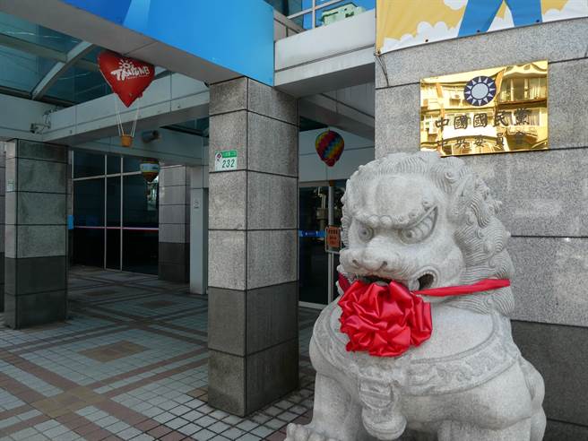 基隆市長林右昌為無黨籍平地原住民基隆市議員候選人陳明建站台時，稱年輕、漂亮候選人「去選美就好了」。國民黨婦女部下午以新聞稿要求林道歉，並稱在不斷進步社會中若仍抱持這種心態，就滾回上個世紀，或等著被時代洪流淘汰。（周志豪攝）