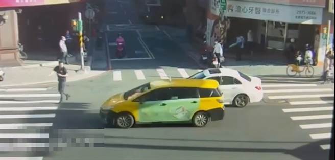 新北市三重区27日下午有名46岁庄姓男子(图左，黑衣者)刚聚餐完，竟酒驾开车上路，结果不慎在重新路与中寮街口连续追撞1辆计程车及机车，肇事后庄男还意图叫计程车逃跑，被拦下仍不死心企图步行逃逸。(黄敬文翻摄)