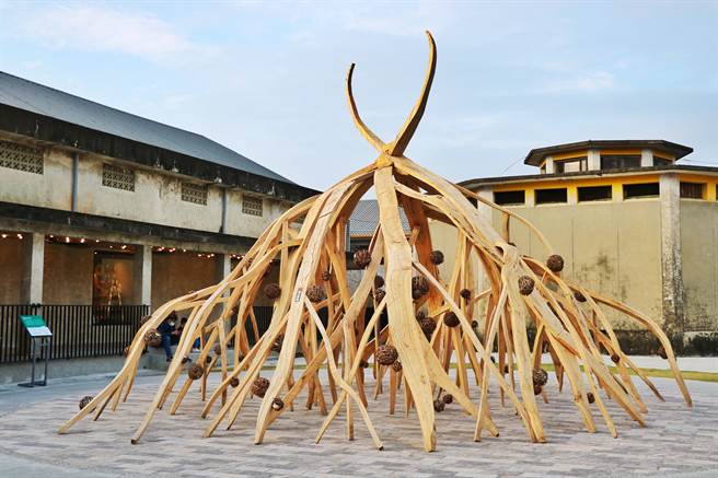 嘉义县中埔乡谷仓农创园区展出《月弯下的祝福》装置艺术。（嘉义县政府提供／廖素慧嘉县传真）