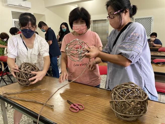《月弯下的祝福》展出中，艺术家教学编织藤球。（嘉义县政府提供／廖素慧嘉县传真）