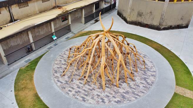 《月弯下的祝福》在中埔乡谷仓农创园区展出。（嘉义县政府提供／廖素慧嘉县传真）