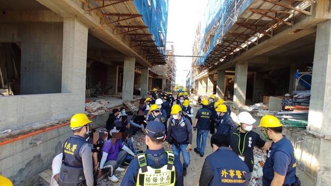 移民署北区事务大队桃园市专勤队26日清晨执行非法外人查察，针对数个民眾检举地点进行4波查察勤务。（桃园市专勤队提供／陈梦茹桃园传真）