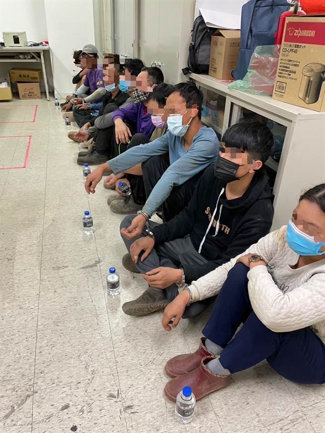 桃园市专勤队日前执行4波查缉勤务，查获60名非法雇主、失联移工、逾期外侨及非法打工的合法移工共60人。（桃园市专勤队提供／陈梦茹桃园传真）