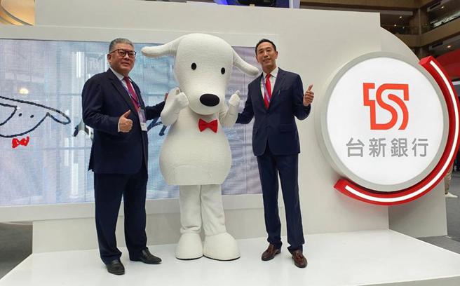 （2022台北金融科技展28日登场，台新银行总经理尚瑞强(左)、数位金融处资深副总经理黄天麟及吉祥物Richart狗狗，邀民眾走入展场体验未来金融生活。（图／吕清郎）