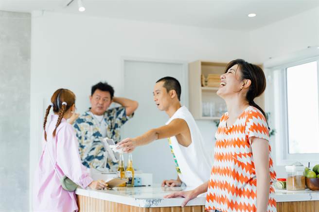 蘇慧倫（右一）日前開心參與《嗨！營業中》。（好看娛樂提供）