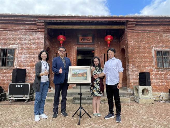 「北投赖氏祖厝」28日举办开幕活动，特别邀请旅游画家简文仁展出油画作品，左起为北市地政局长张治祥、北市文化局副局长田玮、影拾文创董事长萧绣敏、旅游画家简文仁。（文化局提供／张芷瑜台北传真）