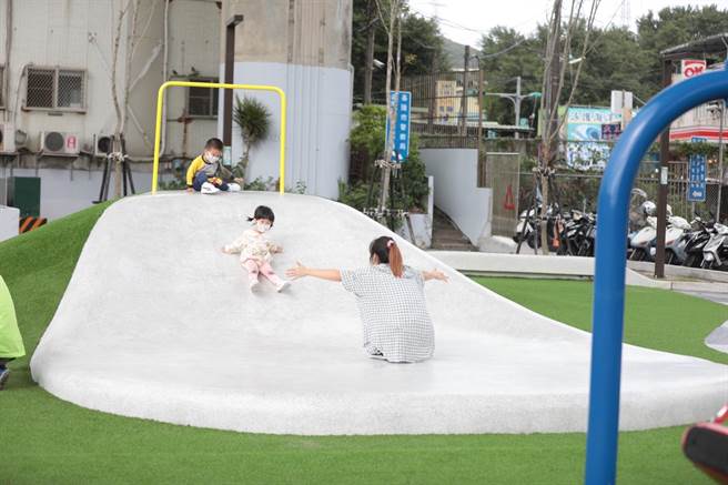 基隆市中山區「協和文化親子健康公園」28日啟用，吸引民眾前來遊憩。（基隆市政府提供／張志康基隆傳真）
