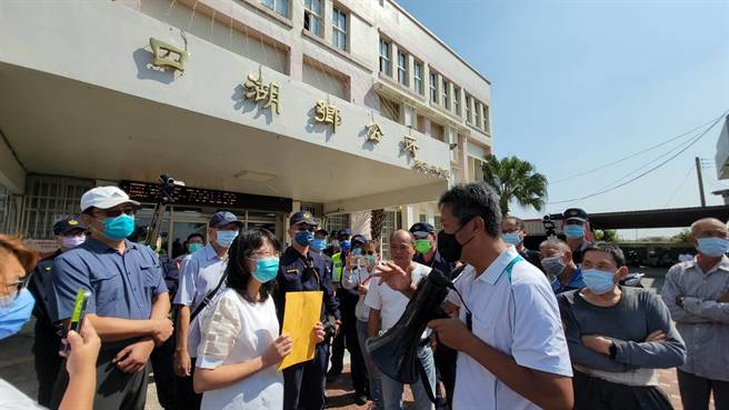 口湖鄉公所幾個月前租賃成龍納骨塔前空地給綠能業者施作太陽能設施，空地上遍插著基樁，鄉民質疑破壞祖先風水。近百名民眾今（28日）到鄉公所、鄉代會陳情。（民眾提供）