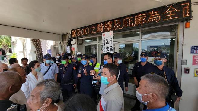  口湖鄉公所幾個月前租賃成龍納骨塔前空地給綠能業者施作太陽能設施，空地上遍插著基樁，鄉民質疑破壞祖先風水。近百名民眾今（28日）到鄉公所、鄉代會陳情。（民眾提供）