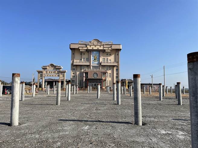  口湖鄉公所幾個月前租賃成龍納骨塔前空地給綠能業者施作太陽能設施，空地上遍插著基樁，鄉民質疑破壞祖先風水。（本報資料照片）