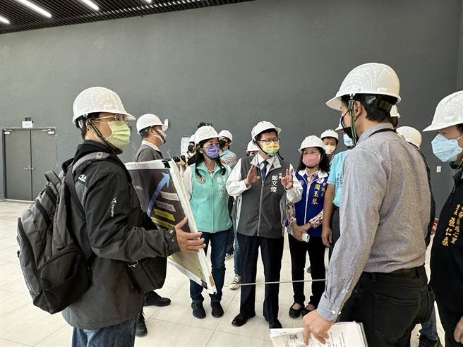 桃園市長鄭文燦今視察楊梅一號社宅工程進度。（蔡明亘攝）