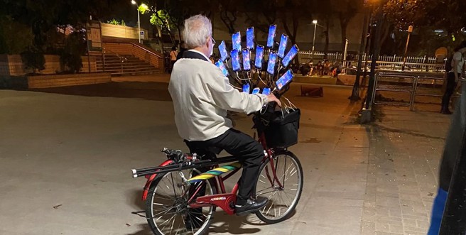 有網友在某公園拍下陳三元捉寶的身影，許多人看到他恢復健康的模樣大為感動。（圖／翻攝自爆系公社寶可夢討論區）