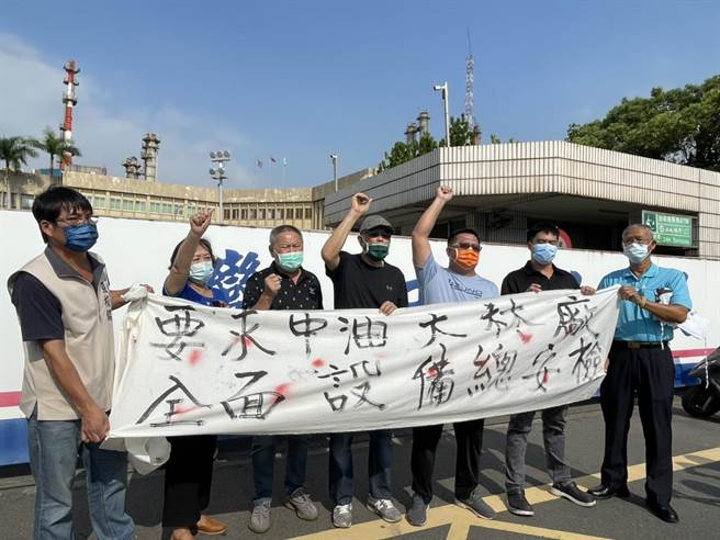 里长们也拉布条要求中油总体检。（洪靖宜摄）