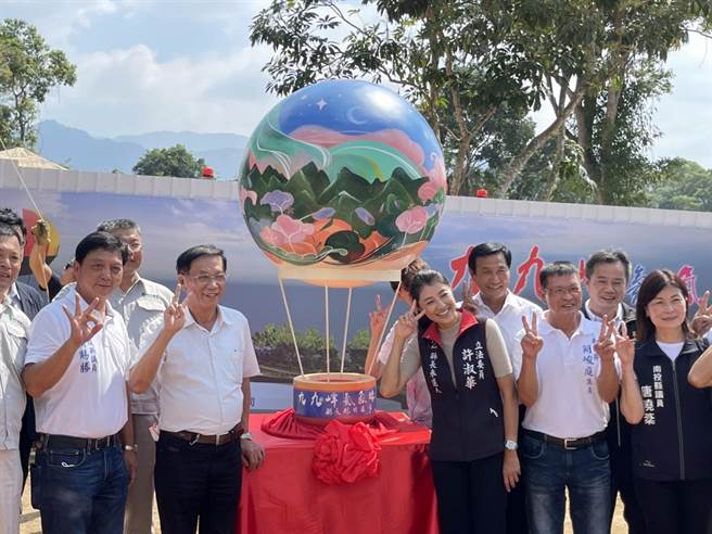 「九九峰氦气球乐园」28日举行开工动土典礼，南投县长林明溱、立委许淑华等人出席，宣布该园区将带来上百万观光客，创造上亿经济产值。（杨静茹摄）