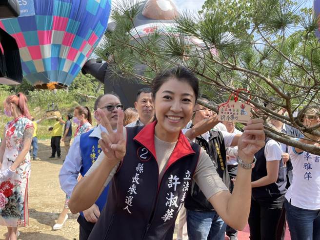「九九峰氦气球乐园」开工典礼上，立委许淑华种植黑松树并挂上祈愿卡纪念。（杨静茹摄）