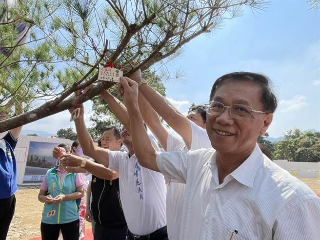 「九九峰氦气球乐园」开工典礼上，南投县长林明溱种植黑松树并挂上祈愿卡纪念。（杨静茹摄）