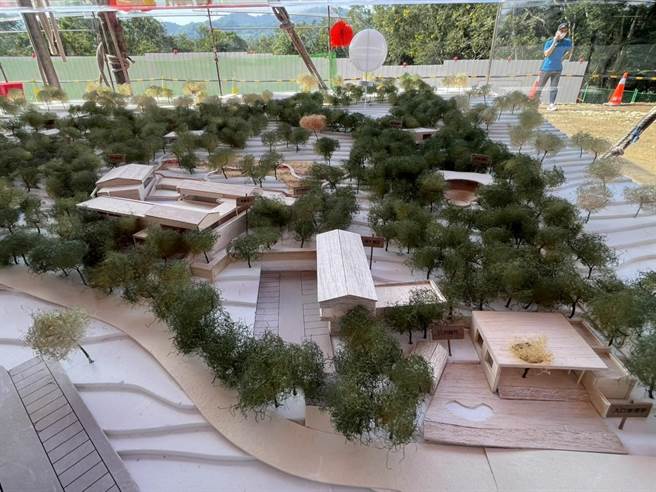 九九峰氦气球乐园模型图，全区採低密度开发，预计2025年底完工、2026年初启用＜每年吸引百万人次来观光。（杨静茹摄）